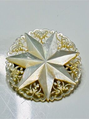 VTG Delicate Detailed Mother of Pearl Nautical Star Filigree Brooch - White EUC